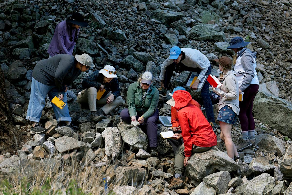 CC geology professors Sarah Schanz and Michelle Gevedon lead a re搜索 trip for ten students, including one CC rising senior, 去开采, CO, where the college utilizes a 300-acre campus for classes and getaways. Known as a spiritual mecca where glaciers ruled the land 20,000 years ago, Baca Campus sits aside a wildlife sanctuary right outside the little town made of just 150 people. Photo by Jamie Cotten / Colorado College